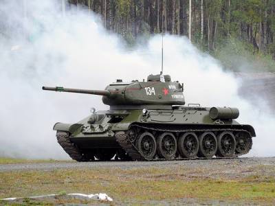 В Сибири танк дулом пропорол боковую обшивку фуры (видео)