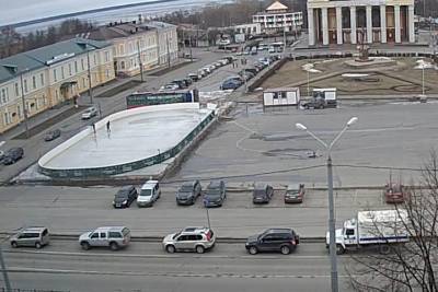 В Петрозаводске стали разбирать мобильный каток на площади Кирова