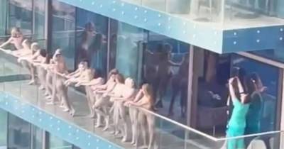 В Дубае более 10 девушек устроили обнаженную фотосессию на балконе и возмутили Сеть: им грозит полгода тюрьмы
