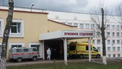 Школьника ранили в шею на детской площадке в Ленобласти