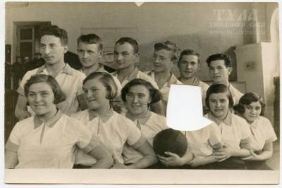 Туляки гадают, кто вырезал лицо волейболистки из фото 1937 года
