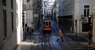 Португалия начала постепенно снимать карантин: что откроют