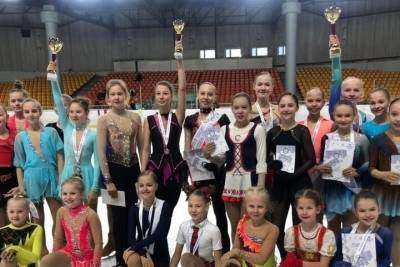 Юные петрозаводчанки привезли девять медалей с соревнований по фигурному катанию