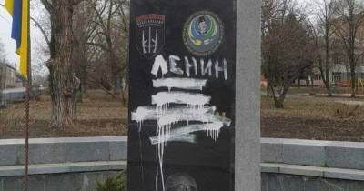 В Лисичанске осквернили памятник "Героям-добровольцам" (фото)