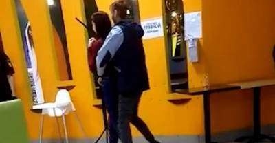 Житель Кемерова разбил бутылку и взял в заложники девушку в торговом центре — видео