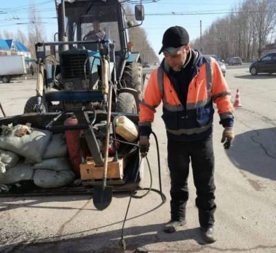 Ямы на дорогах Ульяновска заделывают холодным асфальтом