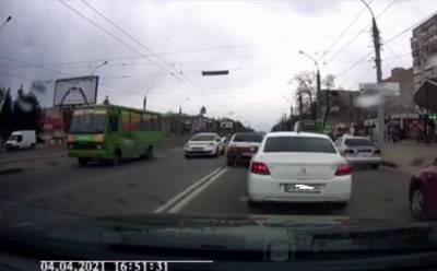 В Харькове произошло тройное ДТП с мотоциклом: жуткая запись с видеорегистратора