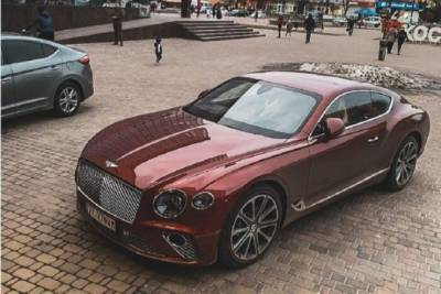 В маленьком украинском райцентре засветился роскошный Bentley (ФОТО)
