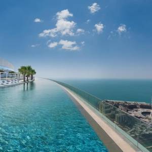 Дубайский отель попал в Книгу рекордов Гиннеса за самый высокий в мире панорамный бассейн