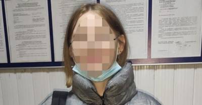 В Киеве поймали девушку, продававшую на улице поддельные спецпропуска на транспорт (ФОТО)