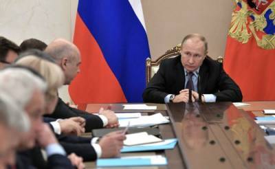 Путин поручил достичь опережающего роста доходов населения в отстающих регионах
