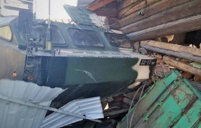 В Беларуси самоходная пусковая установка "зацепила угол" жилого дома