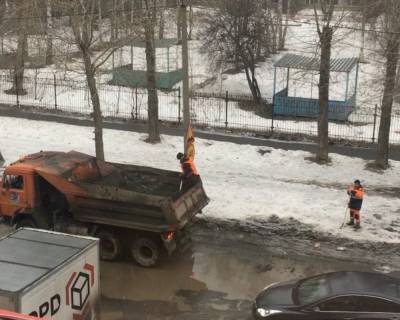 В Екатеринбурге рабочие укладывают асфальт в лужу. Комментарий мэрии