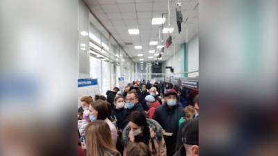 Жители Красногвардейского района выстроились в очередь в ОФМС для оформления загранпаспорта