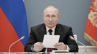 Путин подписал закон о наказании за оскорбление ветеранов в сети