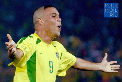 Экс-футболист Роналдо попросил прощения у матерей своих фанатов за стрижку на ЧМ-2002