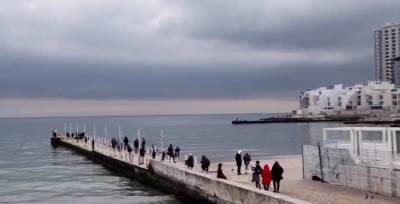"Не помешали карантин и непогода": толпы людей снова вышли на одесские пляжи, видео