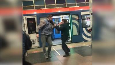 Драка в московском метро попала на видео