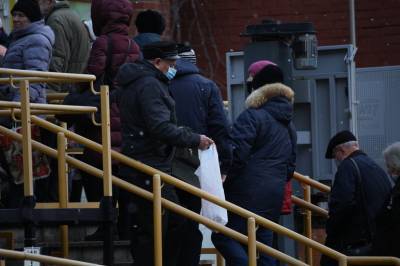 Петербуржцы выстроились в очередь за загранпаспортами на Большеохтинском