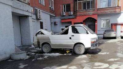 Не место для парковки: в Новосибирске снег снес крышу автомобилю