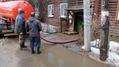Талую воду откачали в доме на улице Энтузиастов в Нижнем Новгороде