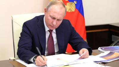 Путин утвердил законы об ужесточении наказания за реабилитацию нацизма