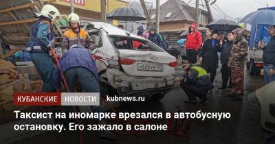 Таксист на иномарке врезался в автобусную остановку. Его зажало в салоне