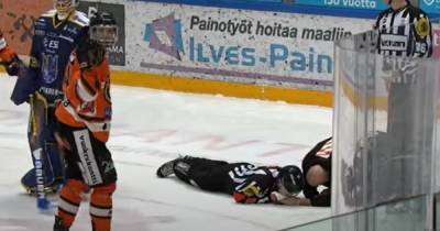 В Финляндии арбитру во время матча шайбой выбили 7 зубов: видео инцидента