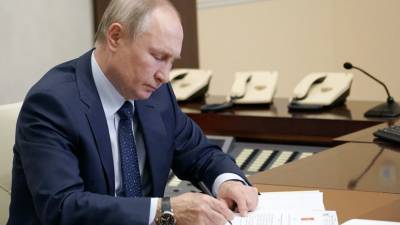 Путин подписал закон о назначении гражданских лиц на воинские должности