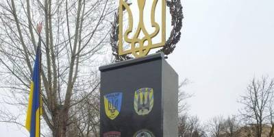 Не первый раз. В Луганской области разрисовали памятник Героям-добровольцам — фото