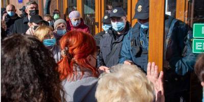 «Надо кормить семьи, а не за что». Как Полтава и Ивано-Франковск протестуют против карантина — фото и видео