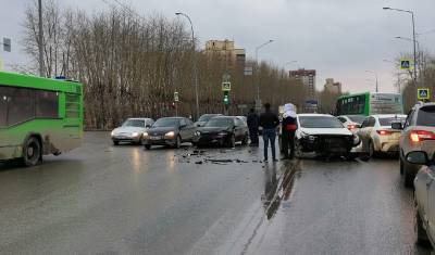 В Тюмени в час пик на Щербакова возникла крупная пробка из-за аварии