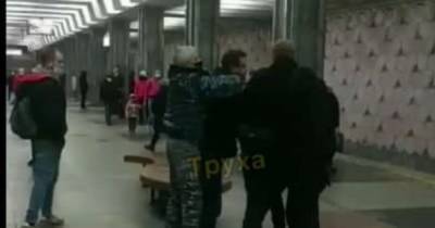 Антимасочные разборки в метро Харькова: пассажир-нарушитель устроил дебош в подземке (видео)