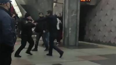 Мужчина устроил драку с полицией в метро Харькова: не хотел надевать маску – видео