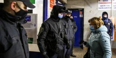 В Киеве полиция не пропускала в метро людей, которые представлялись медиками и показывали спецпропуска на телефонах