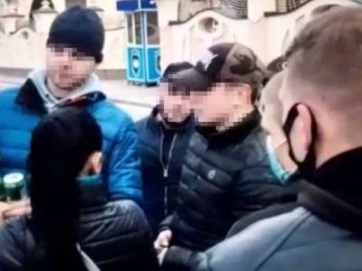 В центре Киева двое россиян избили парня