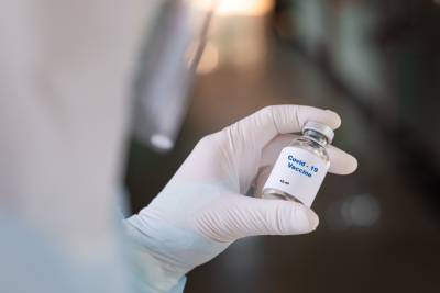 Франция начнет производить вакцины Pfizer и Moderna