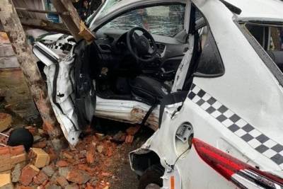 В Сочи водителя такси зажало в салоне авто в результате аварии