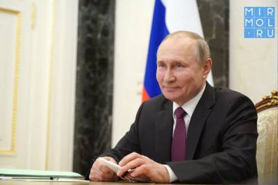 Владимир Путин поручил добиться роста доходов населения в отстающих регионах