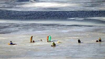 Бесстрашные сахалинские рыбаки вышли на тонкий лед ради улова