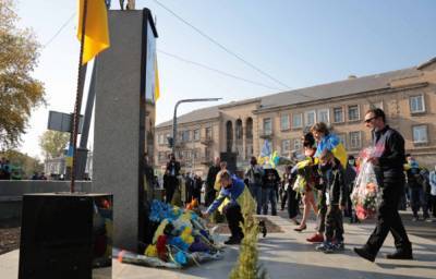 Вандалы осквернили памятник героям АТО, фото: дополнили Лениным