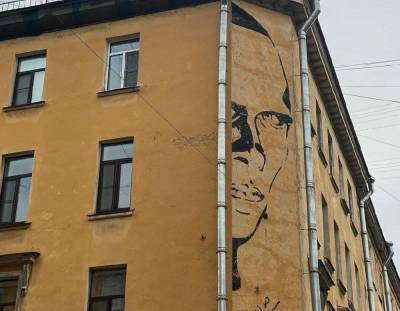 В Петербурге районная администрация через суд требует закрасить граффити с Хармсом