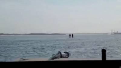 Видео из Сети. В Новосибирске спасли подростков, плывущих на льдине по Оби