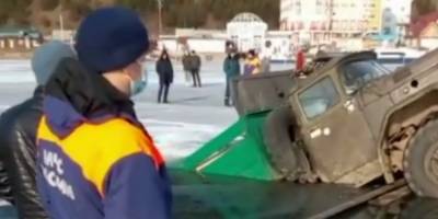 На Байкале два грузовика ушли под лед