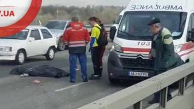 Погиб мгновенно: в Киеве с Северного моста на проезжую часть упал мужчина