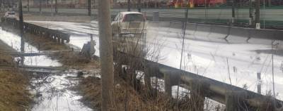 На дорогу в Смоленске вытекает прорвавшаяся канализация
