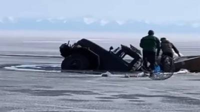 Грузовик, мчавшийся по льду Байкала, провалился в воду. Видео