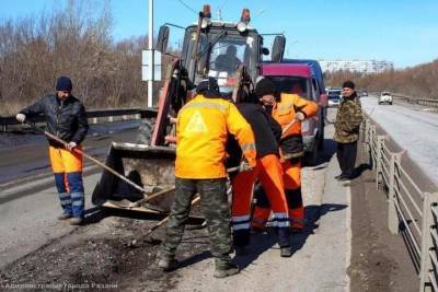 В Рязани на 11 улицах заделали ямы на дорогах щебенкой