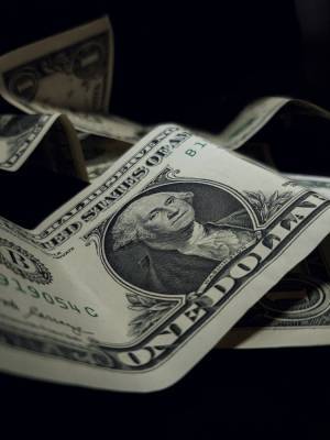 Мартовский бум: украинцы продали банкам рекордное количество валюты