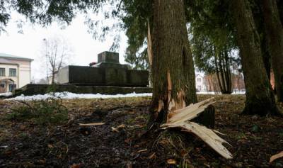 Советские памятники в Латвии: не получается снести – будем штрафовать